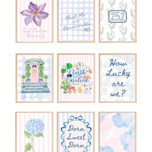 Puede incluir: Una colección de nueve láminas artísticas enmarcadas con ilustraciones en acuarela en tonos pastel azul, rosa y verde. Los diseños incluyen una flor morada, una puerta rosa, un cerdo, hortensias y textos como East Carolina University, Meet Me in Greenville, 252, North Carolina, How Lucky are we?, y Dorm Sweet Dorm.