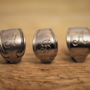 Anillos de cuchara, Anillo personalizado, Anillo con monograma, Anillo con letra, Monograma de letra, Anillo personalizado, Anillo en espiral, Anillo de cuchara, Anillo para el pulgar, Anillos