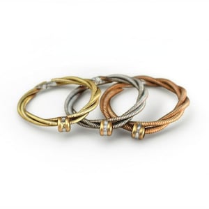 Gerecycleerde gitaarsnarenring: minimalistische verlovingsstijl