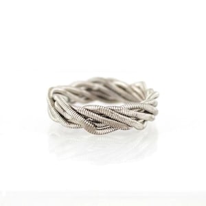 Gehamerde gitaarsnaarring: gerecyclede muzieksieraden