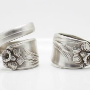 Narcissenlepelring: geüpcycled verzilverde bloemenring