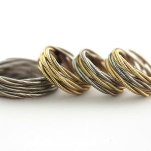 Gestapelde gitaarsnarenring: gerecyclede muzieksieraden, aangepast formaat en kleurpatroonopties