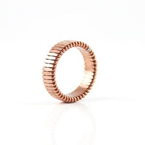 Pierścień z recyklingowanego drutu fortepianowego w stylu steampunk, pierścień z kutej miedzi