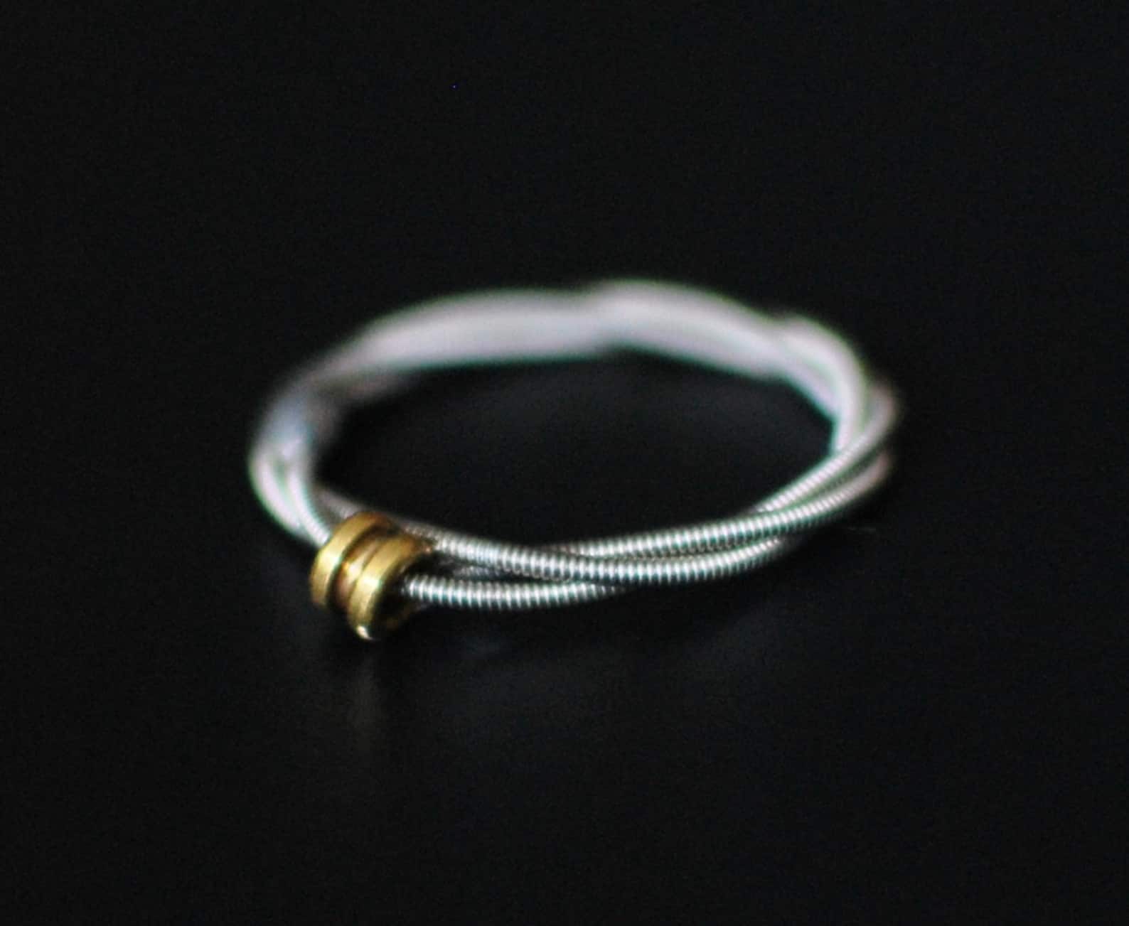 Браслет из струн. Браслет из струн. Ring string картина. Кольцо из струны гитары своими руками. Кольцо из струны гитары своими руками.