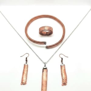 Conjunto de joyas de cuerdas de piano recicladas: anillo, pulsera y pendientes martillados