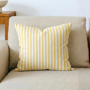 Geel gestreepte linnen sierkussenhoes, natuurtextuur, bohodecor