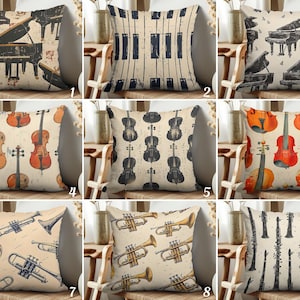 Könnte beinhalten: Dekorative Kissen mit Musikinstrumenten-Designs. Kissen zeigen Klaviere, Klaviertasten, Geigen, Trompeten und Klarinetten in verschiedenen Farben. Die Kissen sind auf einem neutralen Hintergrund, ideal für Musikliebhaber.