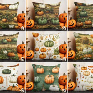 Op de afbeelding: Een set van negen vierkante sierkussens met diverse herfstachtige pompoenveldscènes. De ontwerpen bevatten illustraties van oranje, groene en witte pompoenen, hooibalen en tuingereedschap op zowel donkergroene als witte achtergronden.