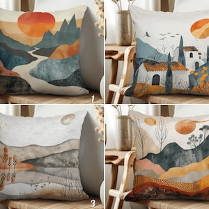 Könnte beinhalten: Set aus vier dekorativen Zierkissen mit abstrakten Landschaftsdesigns. Jedes Kissen zeigt eine einzigartige Aquarellszene mit Bergen, Sonnen und verschiedenen Farbpaletten, darunter Orange, Blau und Braun. Die Kissen sind quadratisch.