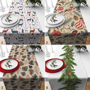 Puede incluir: Cuatro caminos de mesa con temática navideña con diferentes diseños. Uno presenta ciervos y copos de nieve, otro tiene pájaros y adornos, un tercero muestra piñas y hojas, y el último tiene una guirnalda de agujas y conos de pino.