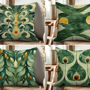 Op de afbeelding: Vier decoratieve sierkussens met aquarelontwerpen. De kussens hebben verschillende groene en gele bloemen- en abstracte patronen. Elk kussen is vierkant en ligt op een houten stoel. De ontwerpen omvatten gestileerde bladeren, bloemen en geometrische vormen.