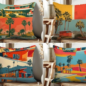 Peut inclure: Quatre coussins décoratifs avec des motifs modernes du milieu du siècle colorés. Chaque coussin présente un paysage rétro différent avec des palmiers et des éléments architecturaux dans des tons d'orange, de bleu et de jaune. Les coussins sont exposés sur une chaise en bois.