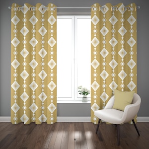 Könnte beinhalten: Senfgelbe Vorhänge mit geometrischem Rautenmuster in Weiß. Die Vorhänge befinden sich vor einem Fenster, mit einem weißen Stuhl und einem gelben Kissen im Vordergrund. Der Raum hat einen dunklen Holzboden.