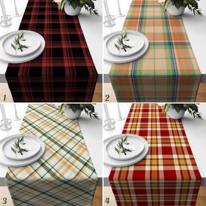 Op de afbeelding: Vier geruite tafellopers in verschillende kleurenschema's. De lopers zijn rechthoekig en hebben een klassiek ruitpatroon. De kleurenschema's omvatten rood en zwart, beige met groen en oranje, crème met groen en oranje en rood met geel.