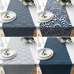 Può includere: Quattro runner da tavolo con diversi motivi a onde. Il primo è blu navy con disegni a onde bianche. Il secondo è blu navy con disegni a onde bianche. Il terzo è grigio con disegni a onde bianche. Il quarto è blu navy con linee ondulate bianche.