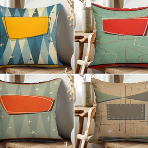Op de afbeelding: Set van vier decoratieve sierkussens met retro-ontwerpen. Elk kussen heeft een uniek geometrisch patroon in blauw, groen, oranje en bruin. De kussens zijn rechthoekig en geplaatst op houten stoelen. De kussens zijn ongeveer 40 cm x 40 cm.
