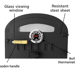 Puede incluir: Una puerta de horno de pizza negra con una ventana de vidrio, un term&oacute;metro incorporado y un mango de madera. La puerta est&aacute; hecha de una l&aacute;mina de acero resistente.