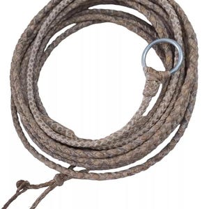 Op de afbeelding: Opgerold bruin touw met een metalen ring en een lus aan het uiteinde. Het touw is strak gevlochten en de kleur is een mix van licht en donkerbruin. De metalen ring is zilverkleurig.