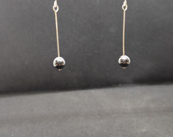 Brinco pendente artesanal em hematita e prata de lei, com pedra preciosa e fio de 5 cm.