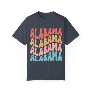 Alabama Comfort Colors Camiseta unissex tingida em roupa | Camisa Manga Curta | Camiseta | Bama | Letras de bolha retrô