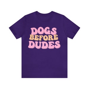 Dogs Before Dudes Unisex Jersey Camiseta de manga corta / Camisa / Camiseta / Retro Bubble Letters / Divertido / Día de San Valentín