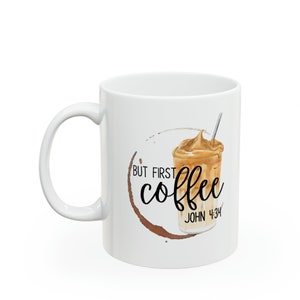 Peut inclure: Mug en céramique blanche avec un graphique noir et brun d'une boisson au café avec le texte "But first coffee John 4:34".
