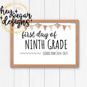 Könnte beinhalten: Ein druckbares Schild mit weißem Hintergrund und braunem Rahmen. Das Schild zeigt den Text "first day of NINTH GRADE" mit einem Banner aus rosa und orangefarbenen Dreiecken über dem Text. Der Text "SCHOOL YEAR 2024-2025" befindet sich unter dem Haupttext.
