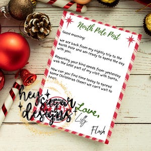 Op de afbeelding: Een rood-wit gestreepte kaart met de tekst "North Pole Post" en een bericht over het verspreiden van kerstvreugde. De kaart heeft een groene ster en een rode ster. De kaart is ondertekend met "Love, Lily Flash".