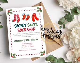 Puede incluir: Una invitación blanca con acentos de acebo rojo y verde. La invitación es para una fiesta de intercambio de calcetines Secret Santa. El texto dice "Secret Santa Sock Swap" e incluye la fecha y la hora del evento, la ubicación y la información de RSVP.