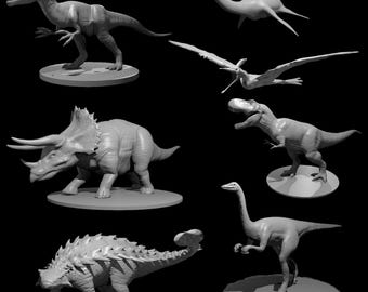 Può includere: Una collezione di sei statuette di dinosauri grigie tra cui un teropode, un rettile acquatico dal collo lungo, uno pterosauro, un triceratopo, un anchilosauro e un dinosauro bipede, su basi circolari con il testo Photos not to scale.