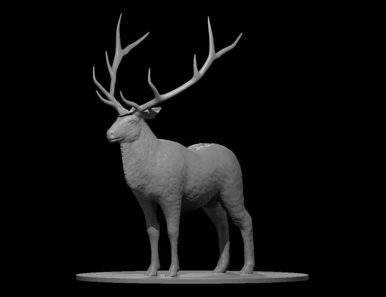 Pu&ograve; includere: Una scultura grigia di un cervo con grandi corna, in piedi su una base circolare. Il cervo &egrave; raffigurato in uno stile realistico, con pelliccia dettagliata e una postura orgogliosa. Lo sfondo &egrave; nero.