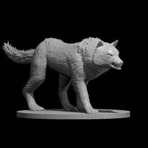 Pu&ograve; includere: Statuetta di lupo grigio, scolpita in modo realistico, su una base circolare su sfondo nero. Il lupo &egrave; raffigurato in posizione di camminata, con dettagliata texture della pelliccia ed espressione concentrata. La statuetta &egrave; probabilmente in resina o materiale simile.