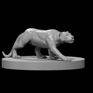 Pu&ograve; includere: Scultura grigia stampata in 3D di una pantera in posa di caccia. Il grande felino &egrave; raffigurato con muscolatura dettagliata, appoggiato su una base circolare su sfondo nero. La testa della pantera &egrave; leggermente girata verso destra.