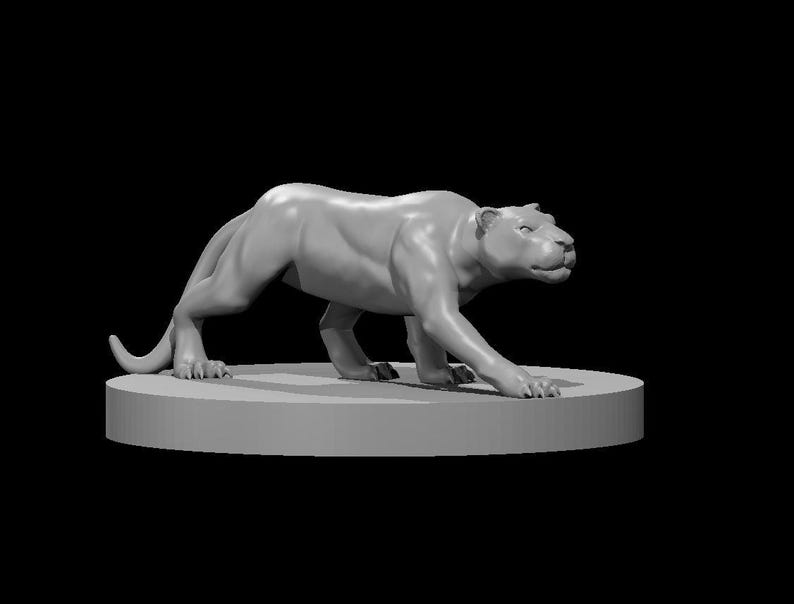 Pu&ograve; includere: Scultura grigia stampata in 3D di una pantera in posa di caccia. Il grande felino &egrave; raffigurato con muscolatura dettagliata, appoggiato su una base circolare su sfondo nero. La testa della pantera &egrave; leggermente girata verso destra.