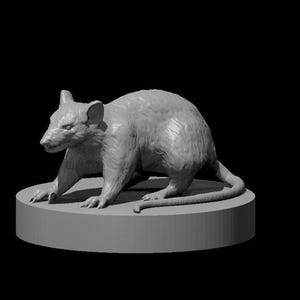 Pu&ograve; includere: Una statuetta di ratto grigio, scolpita in modo realistico, &egrave; posizionata su una base circolare. Il ratto &egrave; raffigurato in posizione accovacciata, con la coda arricciata. Lo sfondo &egrave; nero pieno, che enfatizza i dettagli della scultura.