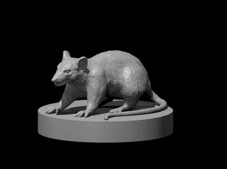 Pu&ograve; includere: Una statuetta di ratto grigio, scolpita in modo realistico, &egrave; posizionata su una base circolare. Il ratto &egrave; raffigurato in posizione accovacciata, con la coda arricciata. Lo sfondo &egrave; nero pieno, che enfatizza i dettagli della scultura.
