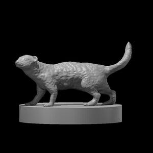Pu&ograve; includere: Scultura grigia stampata in 3D di un animale simile a un gatto, forse un mangusta, in piedi su una base circolare. La scultura ha una texture di pelliccia dettagliata, su sfondo nero.