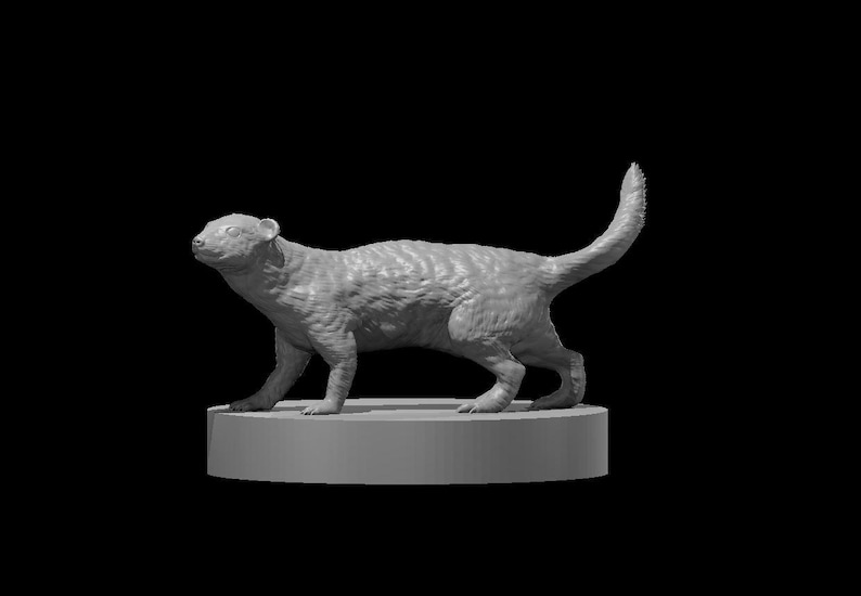 Pu&ograve; includere: Scultura grigia stampata in 3D di un animale simile a un gatto, forse un mangusta, in piedi su una base circolare. La scultura ha una texture di pelliccia dettagliata, su sfondo nero.