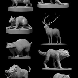 Pu&ograve; includere: Una collezione di figurine di animali grigi, tra cui un ratto, un cervo, un lupo e un cinghiale, ciascuna su una base circolare. Le figurine dettagliate sembrano stampate in 3D o scolpite, raffiguranti varie specie selvatiche.