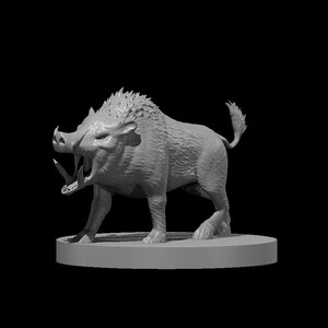 Pu&ograve; includere: Figurina grigia stampata in 3D di un cinghiale con la bocca aperta, che mostra le zanne. Il cinghiale &egrave; su una base circolare su sfondo nero. La figurina ha dettagli di pelliccia e una cresta spinosa sulla schiena.