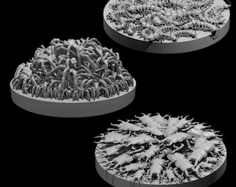 Può includere: Tre basi circolari grigie che mostrano ciascuna una diversa disposizione di figure simili a insetti. Una base è densamente piena di forme vermiformi, un'altra con numerose creature simili a millepiedi e l'ultima con insetti simili a coleotteri. Il testo "Photograph not to scale" è in basso.