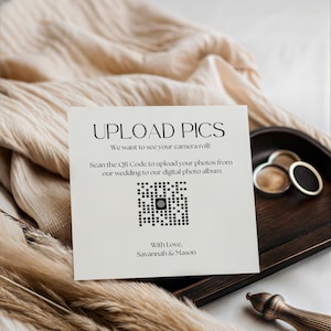 Pode incluir: Cartão branco com texto preto que diz "UPLOAD PICS" e "We want to see your camera roll!"  Digitalize o código QR para carregar suas fotos do nosso casamento em nosso álbum de fotos digital. Com amor, Savannah & Mason.