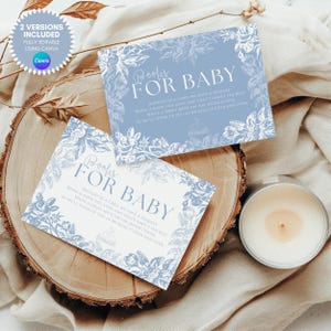 Könnte beinhalten: Zwei blaue und weiße Babyparty-Karten mit Blumenmuster und dem Text "Bücher für Baby" und der Bitte, ein Buch anstelle einer Karte mitzubringen. Der Text auf den Karten lautet: "Anstelle einer Karte haben wir eine Bitte. Bringen Sie ein Buch mit, das Sie lieben, eines, das einfach das Beste ist. Schreiben Sie eine süße Notiz auf die Innenseite des Umschlags, damit wir an Sie denken, wenn wir es immer wieder lesen."