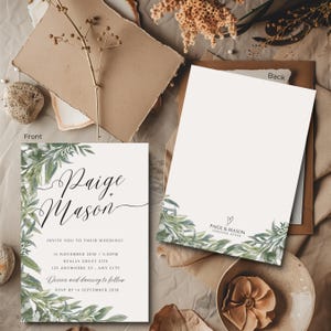Convite de casamento com detalhes em folhas verdes, ótimo para casamentos boho e minimalistas | Modelo de convite de casamento Canva para impressão