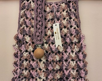 Tutina per neonato. Realizzata in morbidissimo filato di cotone. Ha una consistenza deliziosa. Colori variegati nelle tonalità del lilla, rosa, bianco, ecc.