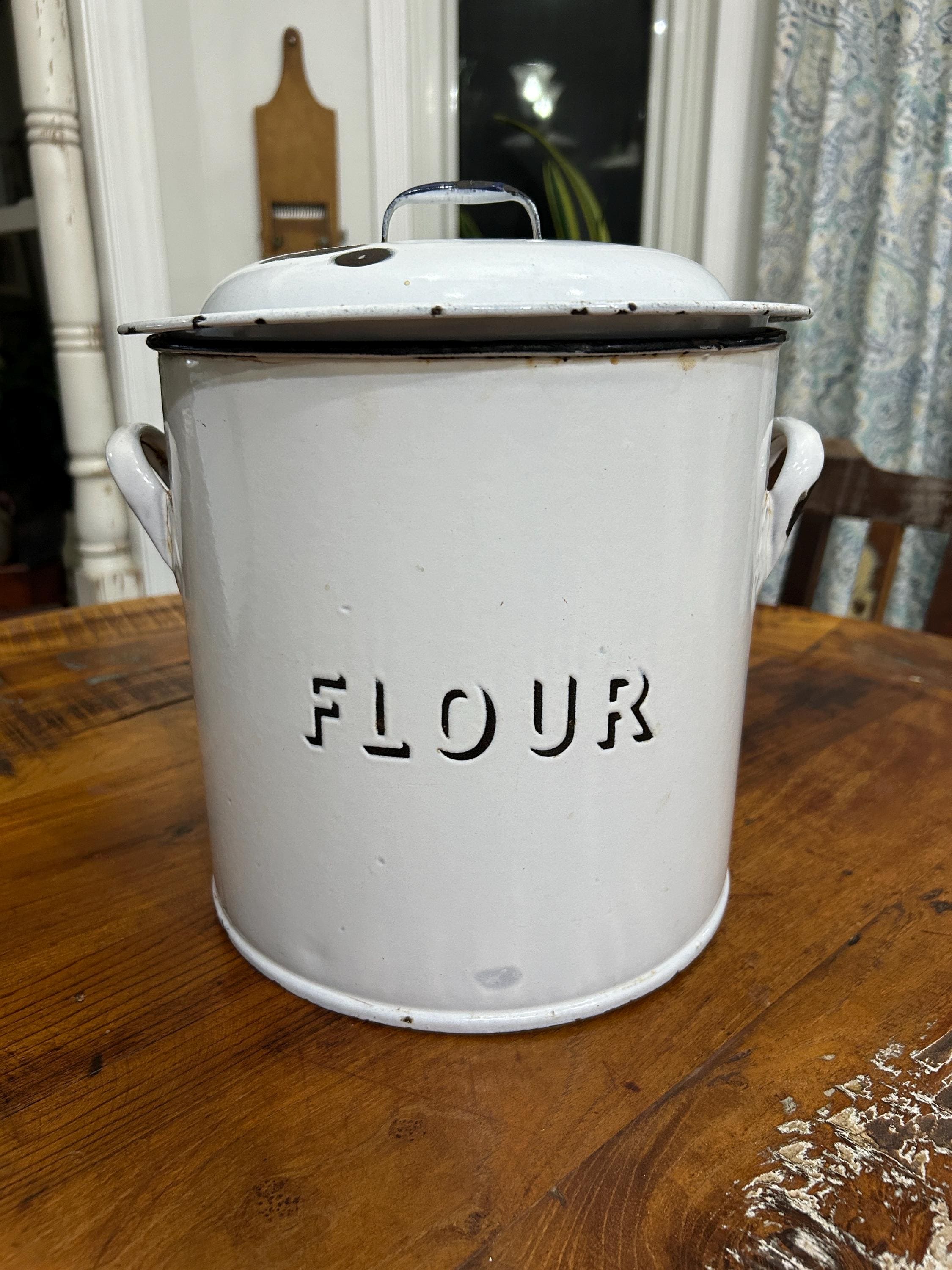 ヴィンテージ　FLOUR エナメル製保存缶 ヴィンテージ FLOUR エナメル製保存缶 Vintage Enamel Flour Bin - Etsy