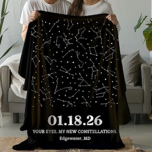 Peut inclure: Une couverture noire ornée d'un motif de constellations blanches. La couverture affiche la date "01.18.26" et le texte "YOUR EYES, MY NEW CONSTELLATIONS. Edgewater, MD."