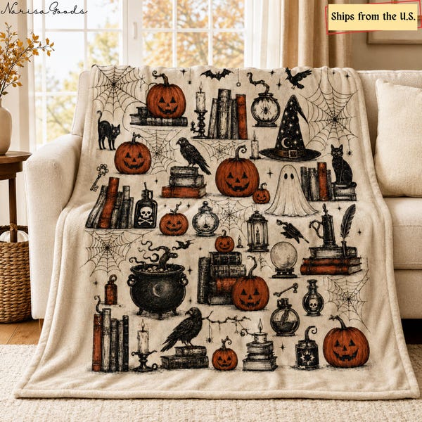 Op de afbeelding: Een crèmekleurige plaid met een herhalende print in Halloween-thema. Het ontwerp bevat oranje pompoenen, zwarte katten, raven, spinnenwebben, stapels boeken, een heksenhoed, een spook, een ketel en diverse flesjes en potjes met drankjes.