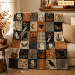 Könnte beinhalten: Eine Patchwork-Wohndecke mit einem Raster aus Quadraten, die Eulen, Geister, schwarze Katzen, Kürbisse, Motten, Krähen, Mondsicheln, skelettierte Hände mit Blumen und botanische Muster in den Farben Orange, Schwarz und Creme darstellen.