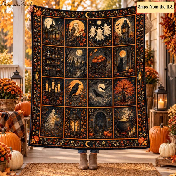 Op de afbeelding: Een rechthoekige plaid met een raster van twaalf geïllustreerde panelen met Halloween-thema's, waaronder een uil, geesten, een spookhuis, een zwarte kat, een raaf, vleermuizen, een ketel en pompoenen, omlijst door een rand van herfstbladeren.